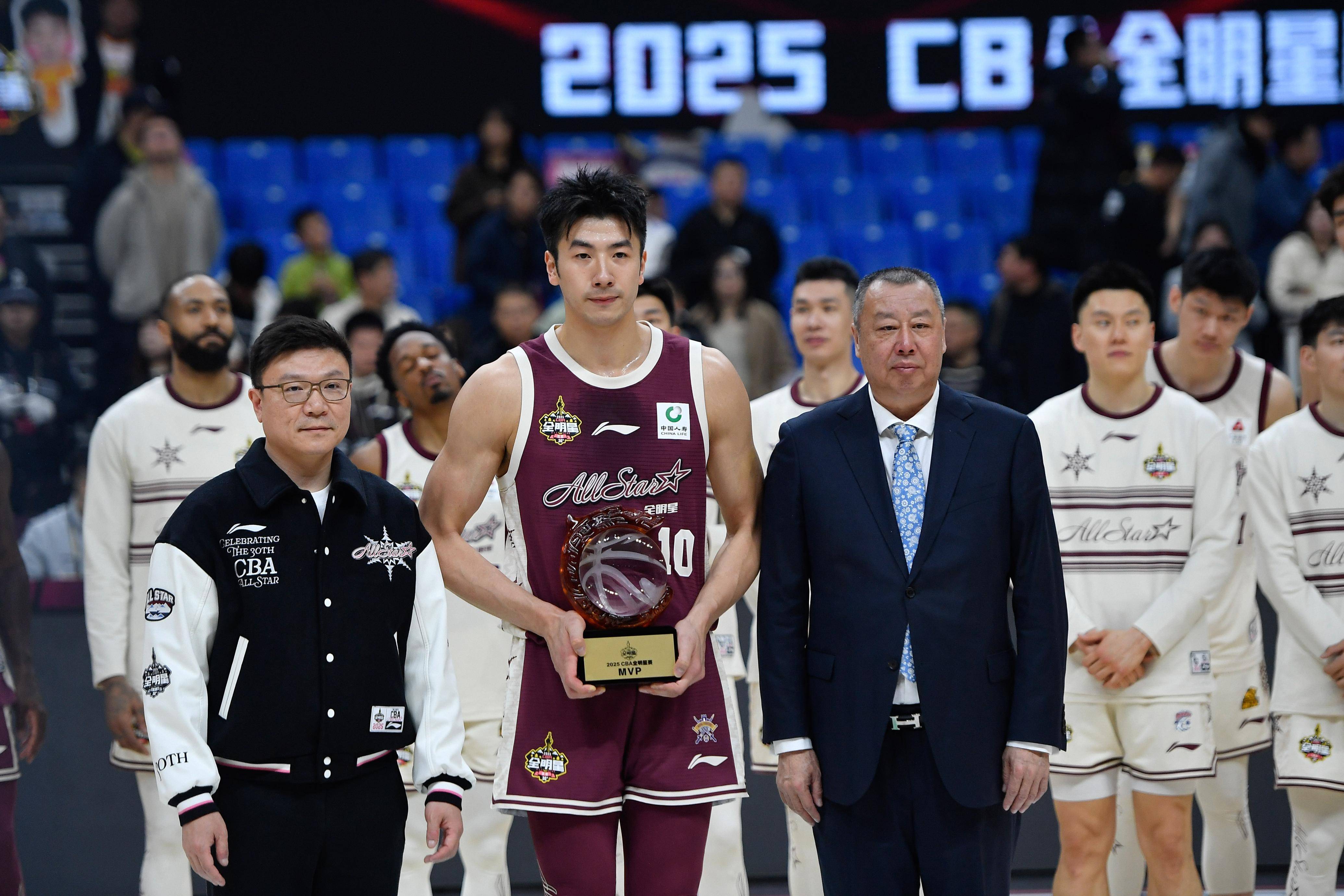 热门球队纷纷获胜，CBA联赛场面火爆