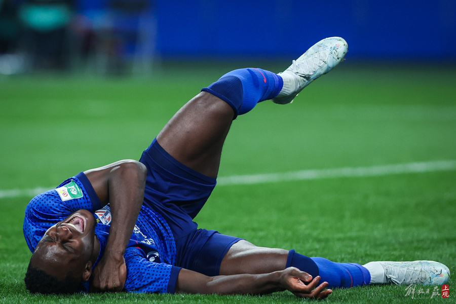 申花队员受伤离场，球队陷入困境