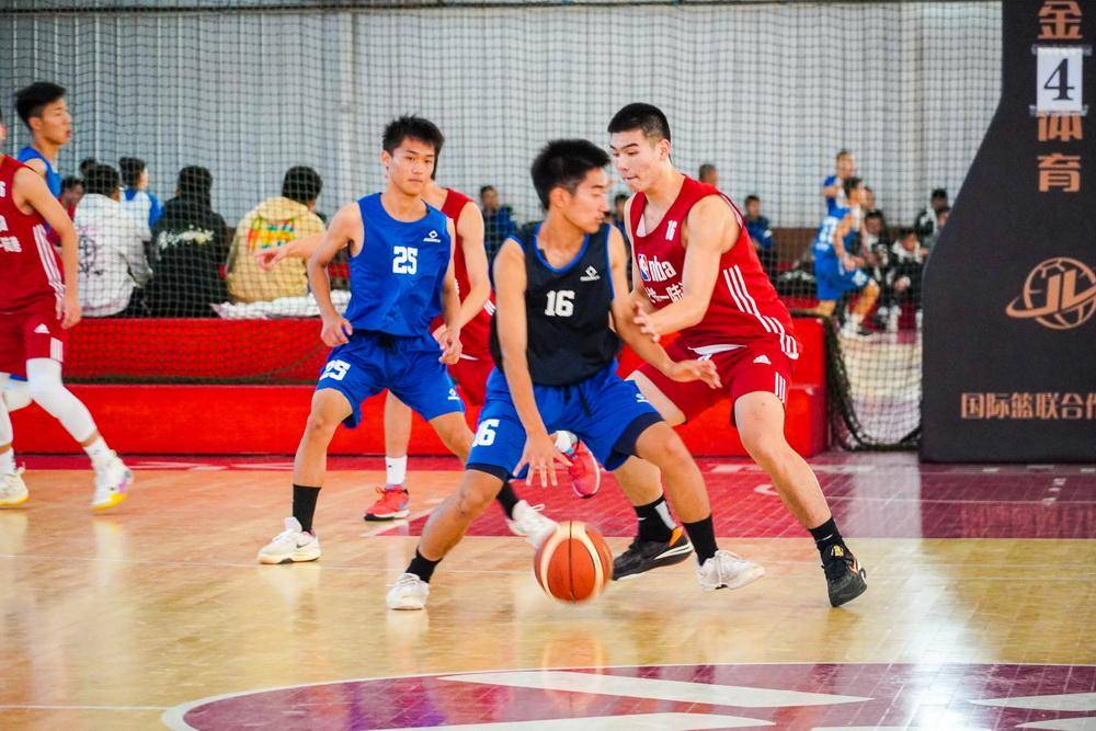 篮球选手在国际赛事中展现顶级技艺 篮球选手在国际赛事中展现顶级技艺