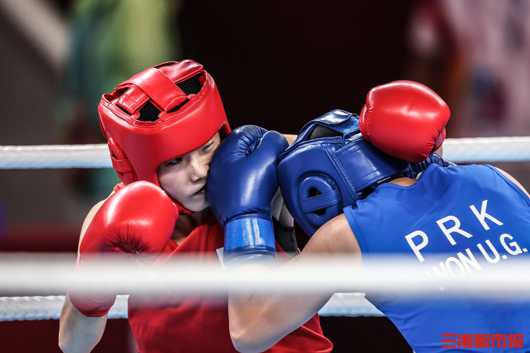 拳击比赛中选手用拳击出新高度