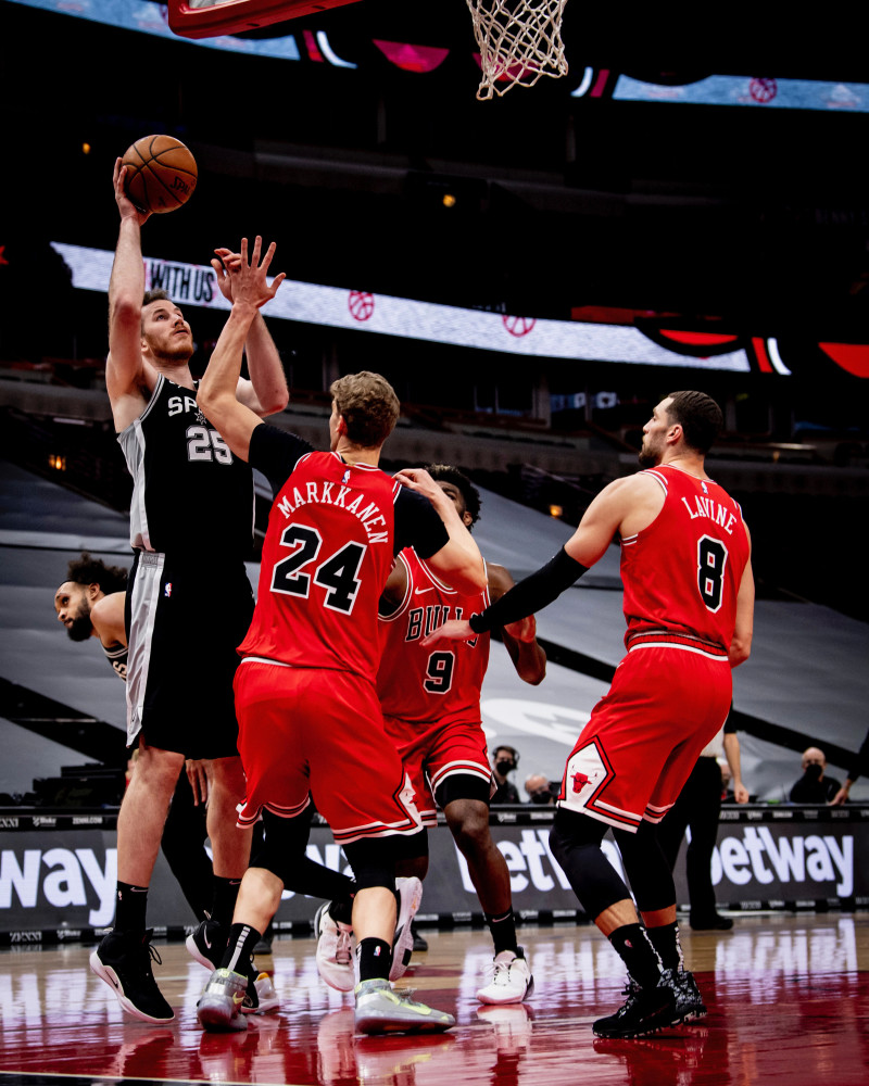 B体育体育竞技-关于公牛大胜马刺，全队表现出色刷新球队记录的信息