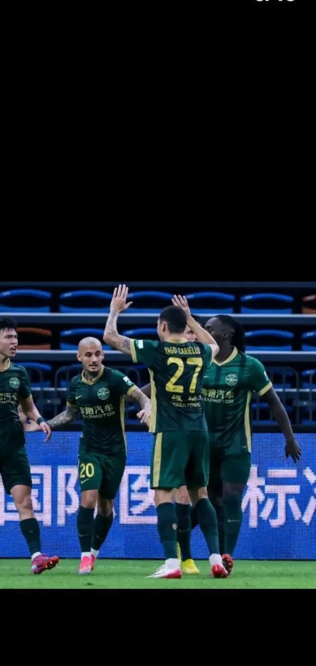 包含国内职业足球联赛上演一场惊心动魄的比赛,球迷热情加油的词条 包含国内职业足球联赛上演一场惊心动魄的比赛,球迷热情加油的词条